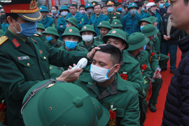 Ảnh: Tân binh Hà Nội được phát khẩu trang, đo thân nhiệt phòng dịch nCoV trong ngày nhập ngũ